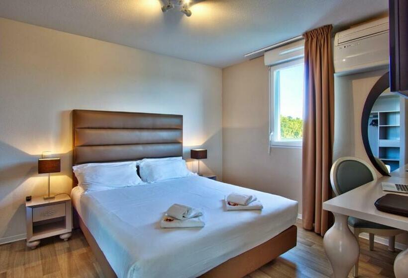 스위트, Adonis Hotel Bayonne