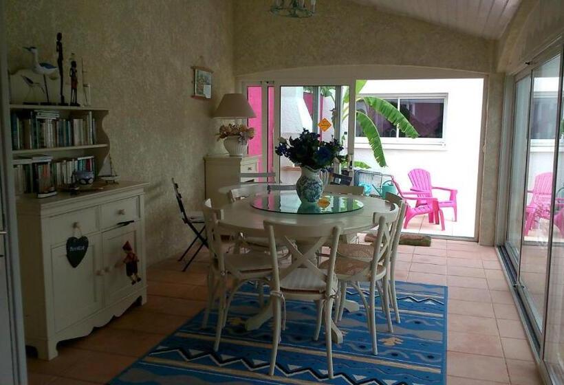 Номер Стандарт Вид на Бассейн, Chambre D Hôtes Armoise