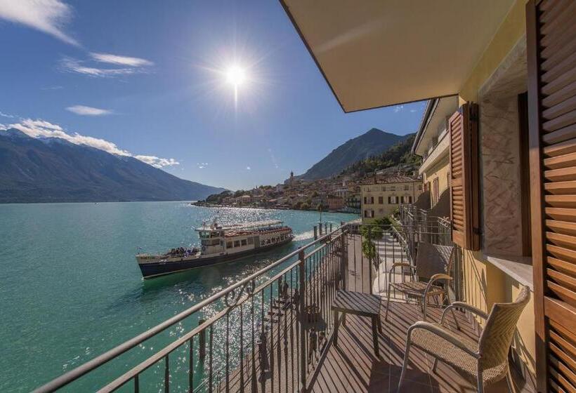 اتاق لوکس با چشم‌انداز دریاچه, All'azzurro