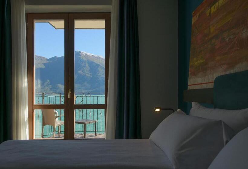 اتاق لوکس با چشم‌انداز دریاچه, All'azzurro