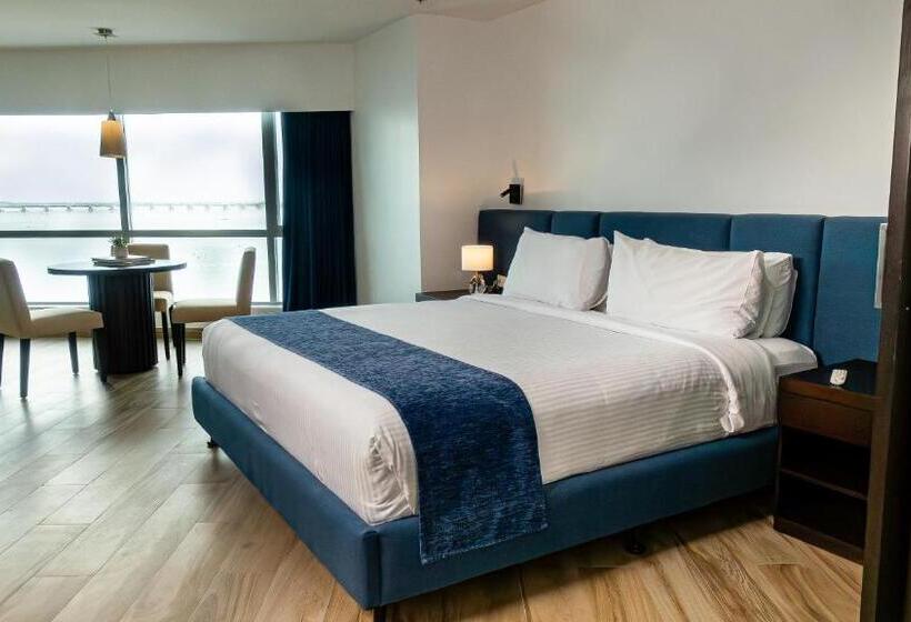 Полулюкс, Wyndham Guayaquil, Puerto Santa Ana