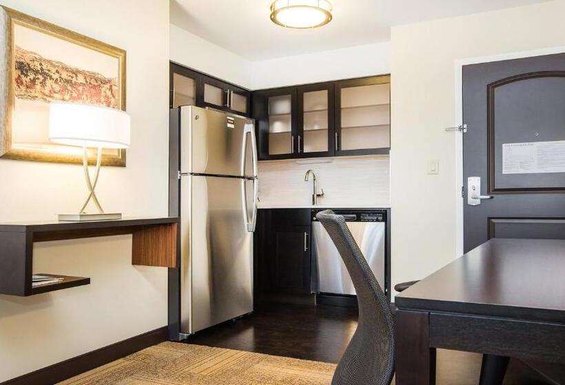 适合残疾人士使用的带超级大床的标准间, Staybridge Suites West Edmonton, An Ihg