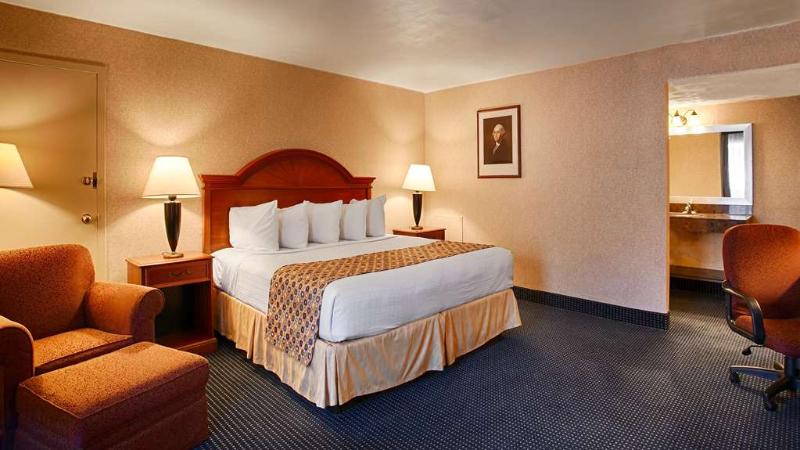 带大床的标准工作室, Staybridge Suites West Edmonton, An Ihg