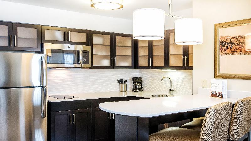 带大床的套房, Staybridge Suites West Edmonton, An Ihg