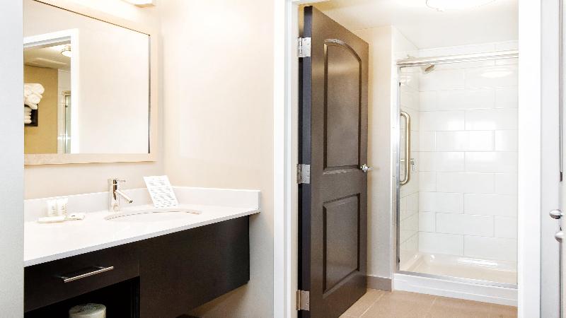 带大床的套房, Staybridge Suites West Edmonton, An Ihg