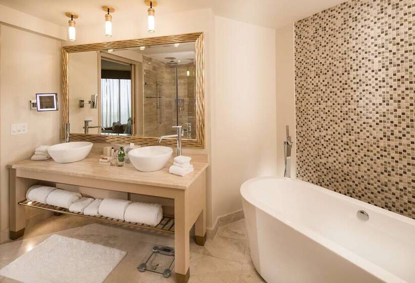 Полулюкс, Waldorf Astoria Panama