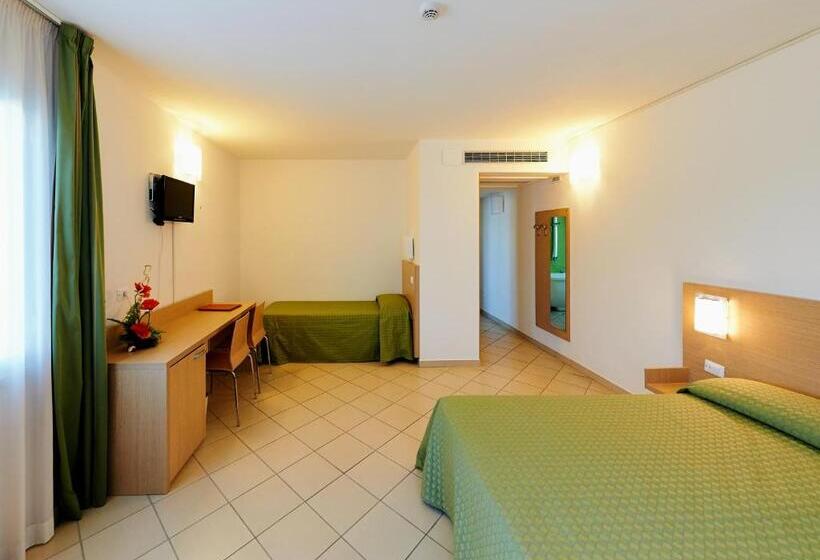 带阳台的三人标准间, Bolgheri Marina Resort Ex Varo Village