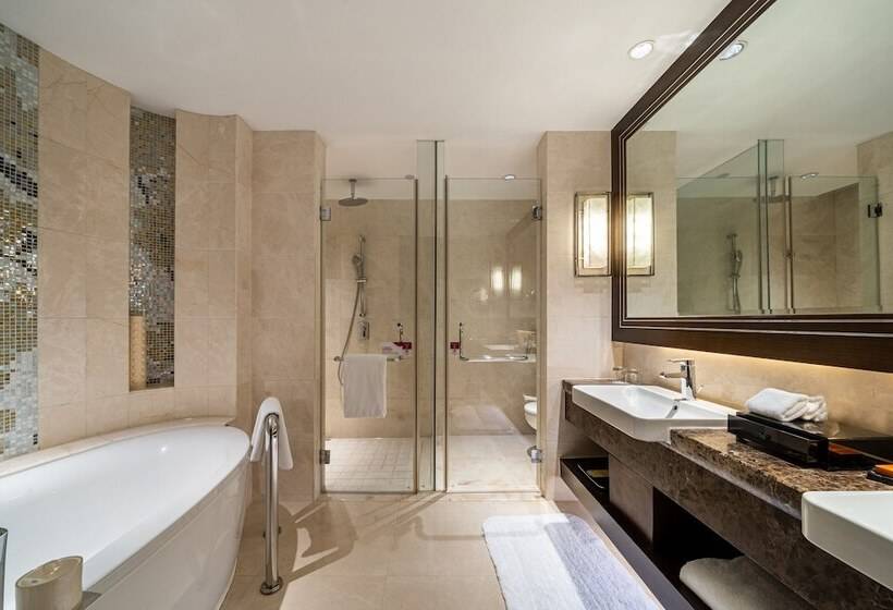 Suite with lake view, Crowne Plaza Shaoxing By Ihg
