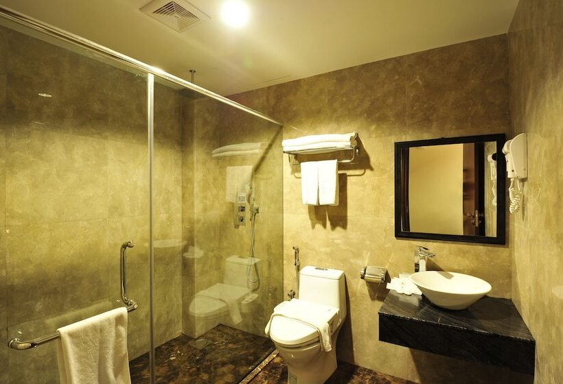 Deluxe Zimmer, Hallmark Crown