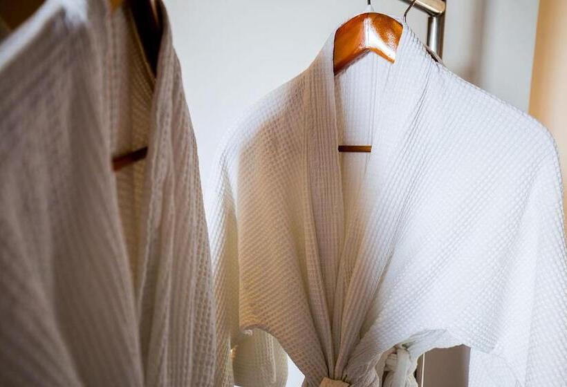 Номер Deluxe Вид на Бассейн, The 1o1 Bali Fontana Seminyak