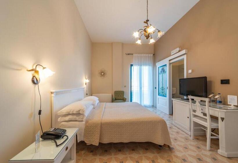 Quarto Triplo Estandar com Sacada, Villa Rosa Antico