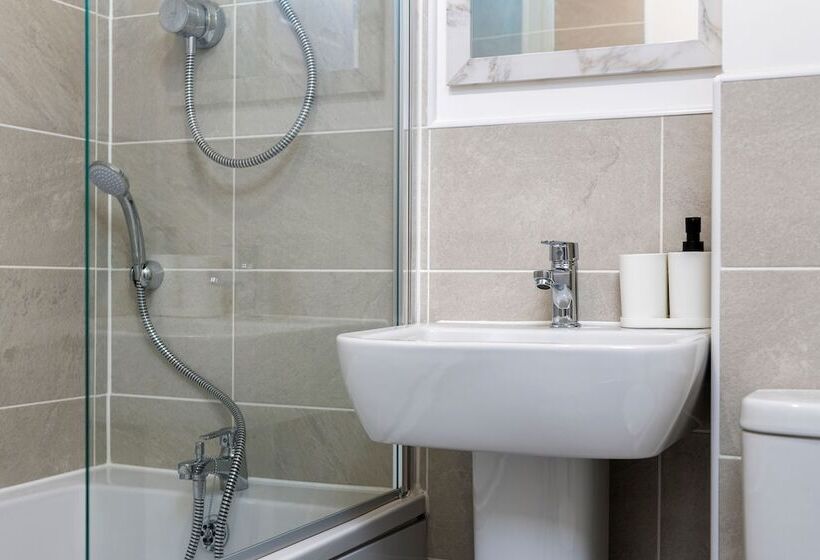 Дом 1 Спальня, The Holt Ideal For Contractors 2 Bedrooms Parking