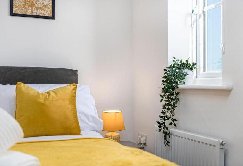 Дом 1 Спальня, The Holt Ideal For Contractors 2 Bedrooms Parking