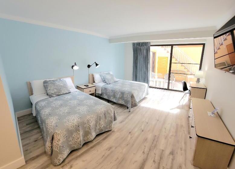 غرفة قياسية مطلّة علي حمام السباحة, Satellite Motel