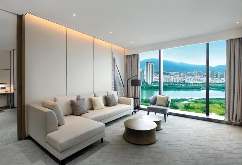 带大床的套房, Crowne Plaza Quanzhou Riverview, An Ihg