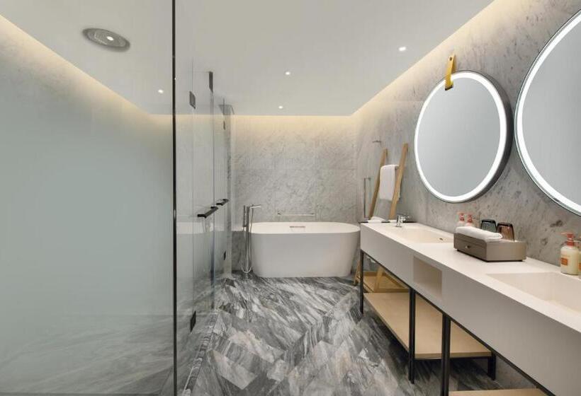 带大床的套房, Crowne Plaza Quanzhou Riverview, An Ihg