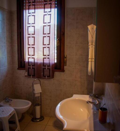 اتاق استاندارد سه نفره, P&p Assisi Camere