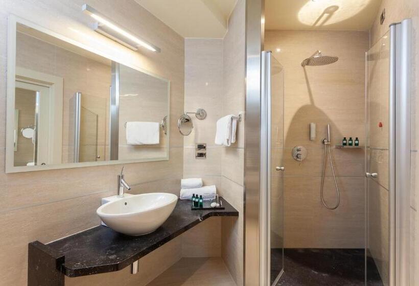 Номер Executive, Kristal Palace   Tonelli Hotels   Adult Friendly