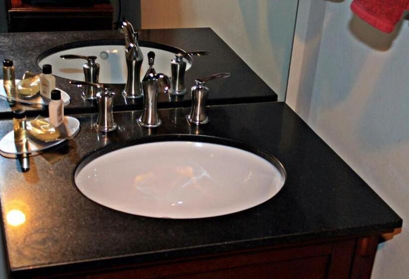 2 Bedroom Apartment, Chateau Orleans