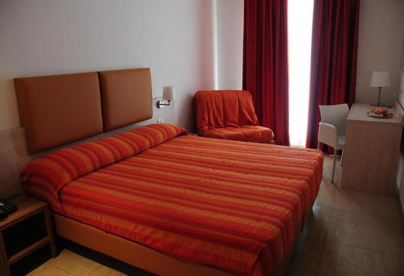 Quarto Triplo Estandar, Club Village & Hotel Spiaggia Romea