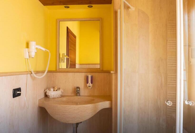 غرفة قياسية مزوَّدة بشُرفة, Albergo Ristorante Montebaldo
