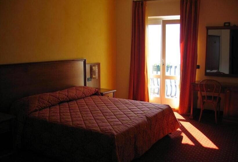 غرفة قياسية مزوَّدة بشُرفة, Albergo Ristorante Montebaldo