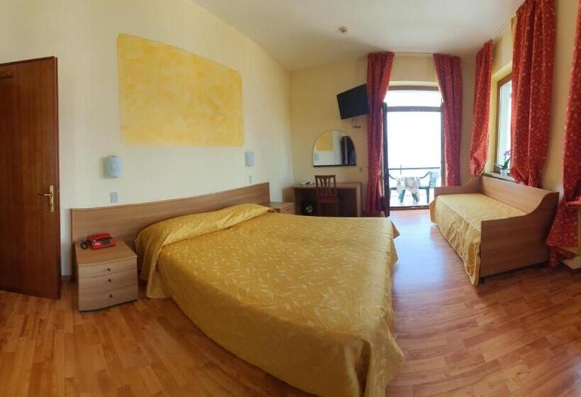 اتاق استاندارد با چشم‌انداز دریاچه, Merano