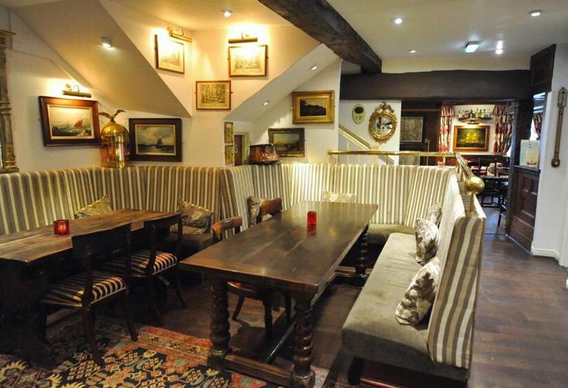 اتاق استاندارد یک نفره, The Greyhound Coaching Inn
