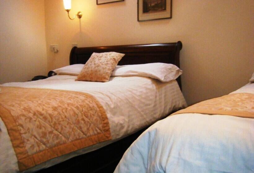 اتاق خانوادگی, The Greyhound Coaching Inn