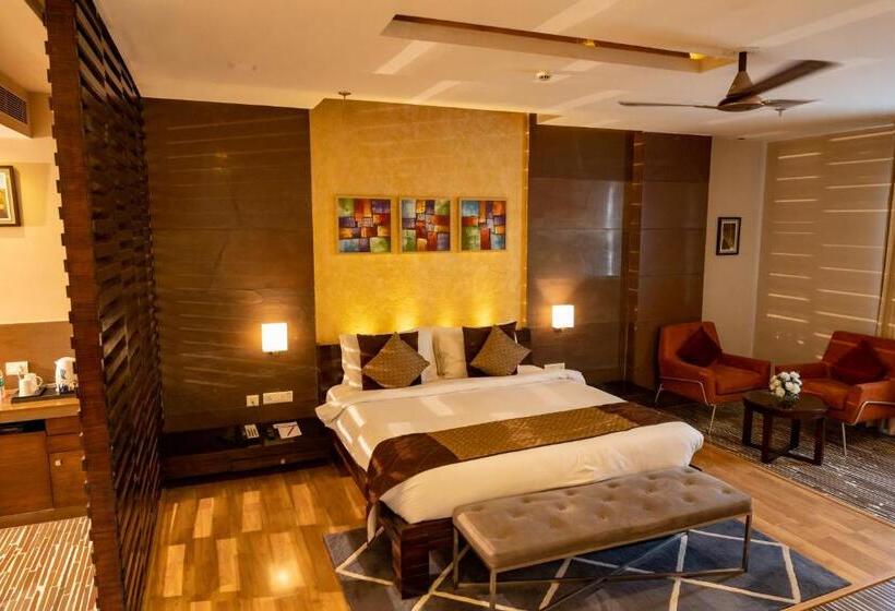 带大床的套房, Ramada Ajmer