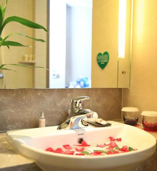 Quarto Estandar Cama King, Ramada Longyan