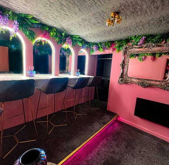 Апартаменты 1 Спальня, The Ultimate Hen Suite With Bar & Makeup Room