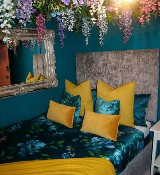 Апартаменты 1 Спальня, The Ultimate Hen Suite With Bar & Makeup Room