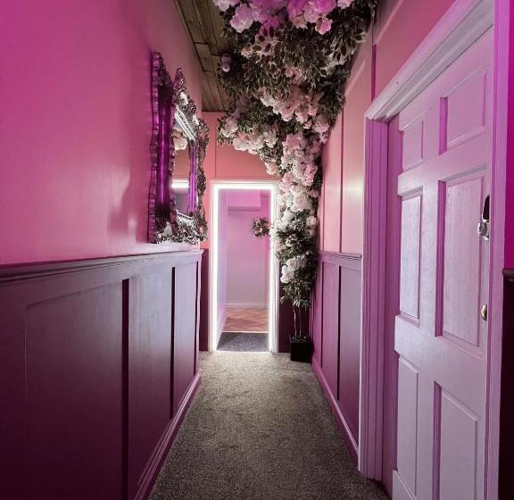 Апартаменты 1 Спальня, The Ultimate Hen Suite With Bar & Makeup Room