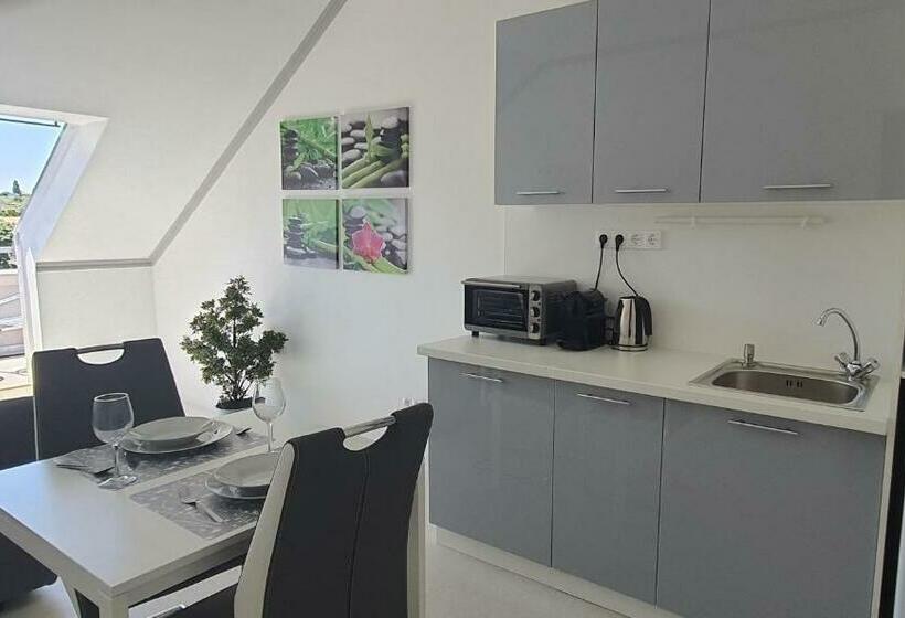 Estúdio standard com Terraço, Camille Apartmanhouse