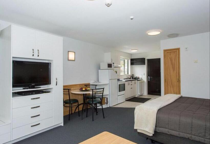 스탠다드 스튜디오, Clearbrook Motel & Serviced Apartments