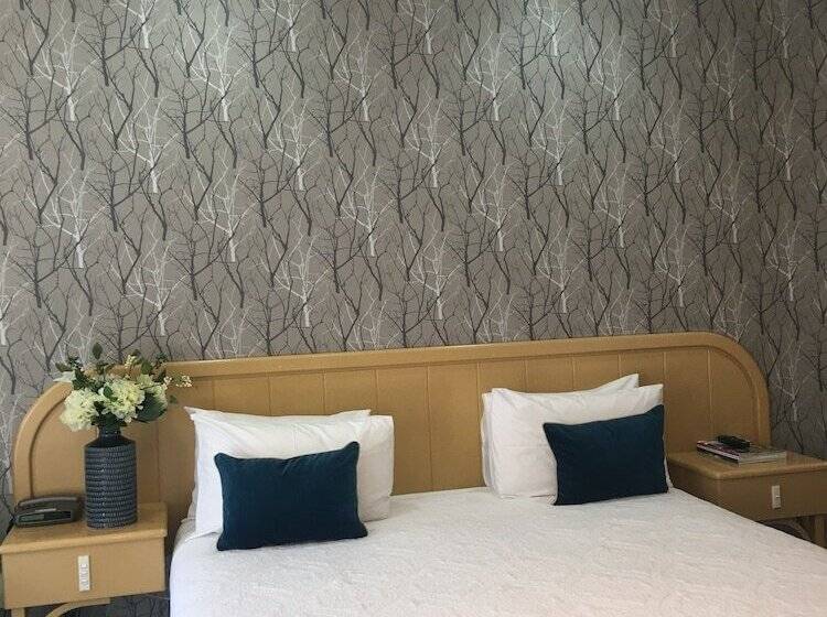 Студия Стандарт, Village Motel