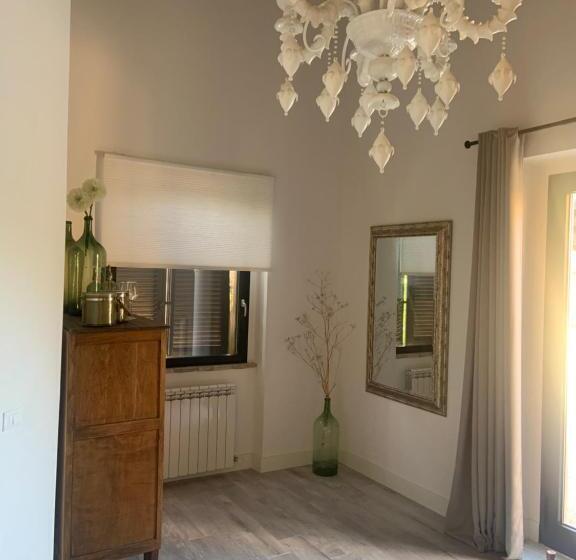 اتاق لوکس با تخت بزرگ, Borgo Crispiero
