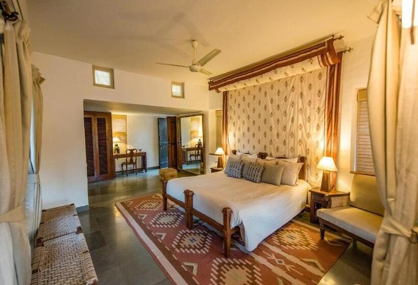 小室, Forsyth Lodge