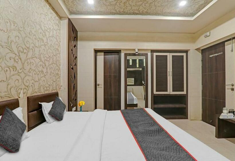 اتاق لوکس سه تخته, Townhouse 1182 Hotel Tirupati Galaxy