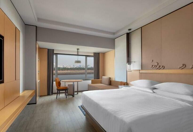 带大床的经典房间, Surat Marriott