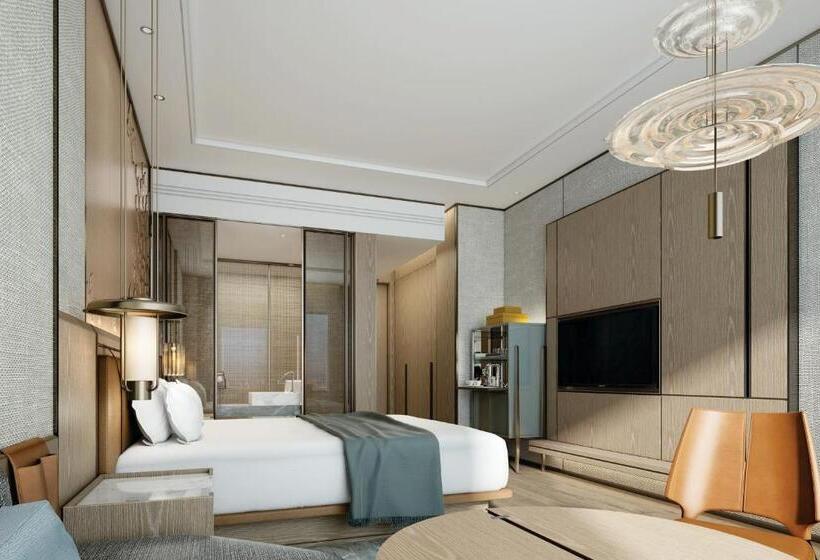 带城市景观和大床的豪华房间, Surat Marriott