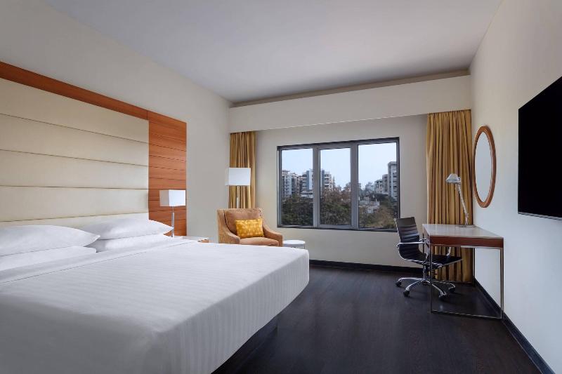 带城市景观和大床的豪华房间, Surat Marriott