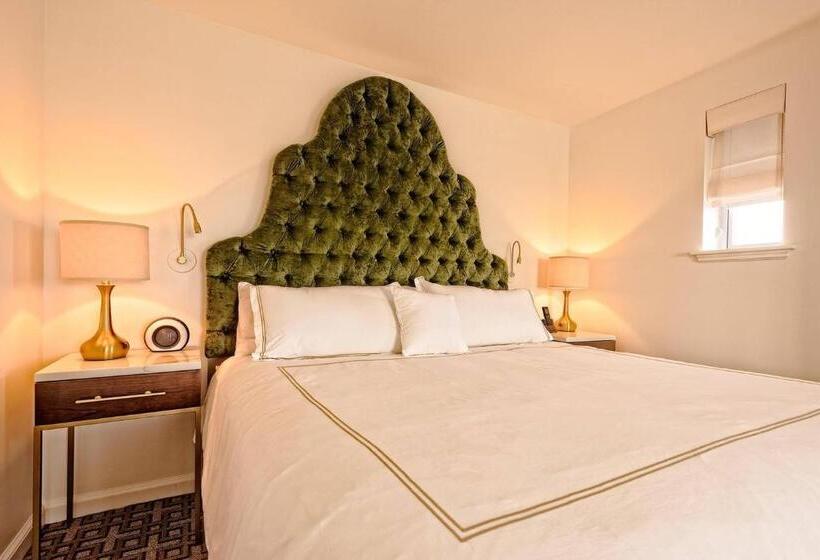 스위트 킹사이즈 침대, The Historic Cavalier Hotel And Beach Club Autograph Collection