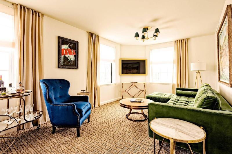스위트 킹사이즈 침대, The Historic Cavalier Hotel And Beach Club Autograph Collection