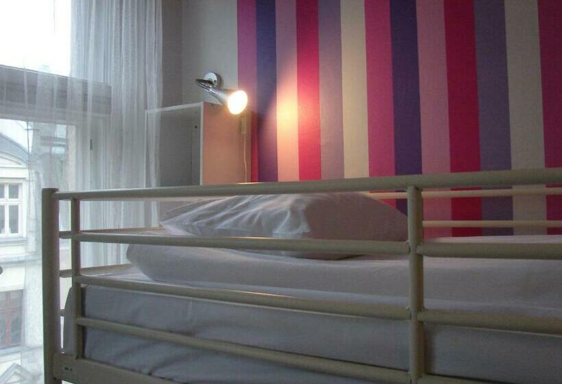 Кровать в Общей Комнате, Blooms Boutique Hostel