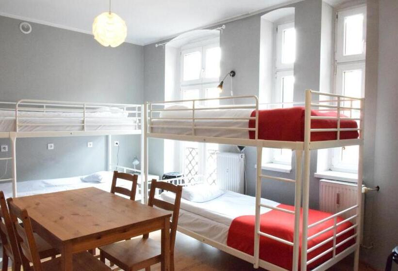 Кровать в Общей Комнате, Blooms Boutique Hostel