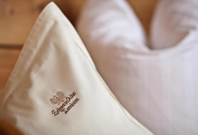 Семейный Номер, Das Traditionshotel Schwarzer Adler