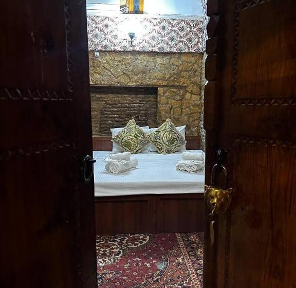 اتاق استاندارد, Mekhtar Ambar  Caravan Sarai Xix