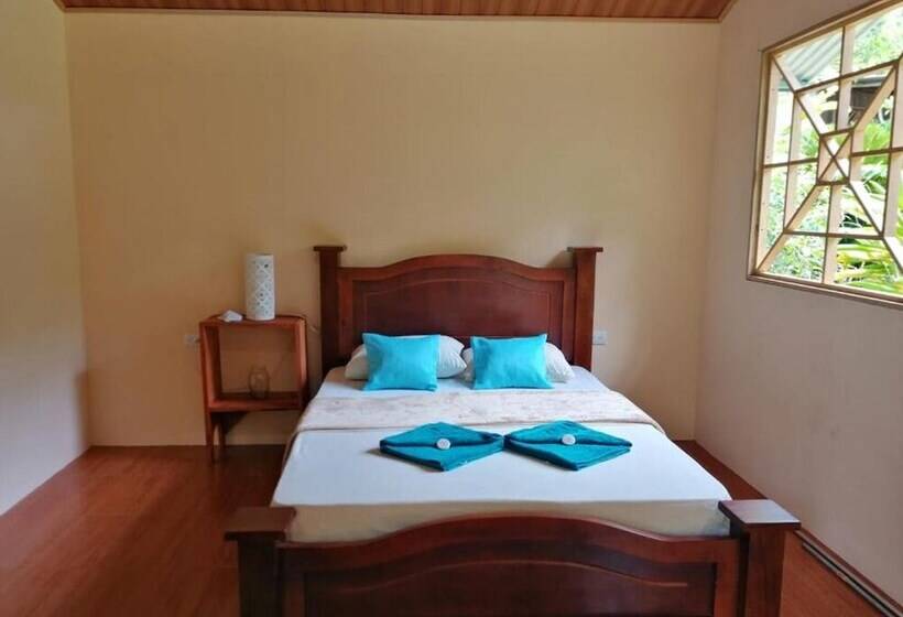 클래식 4인 룸, Garden Of Heliconias Lodge